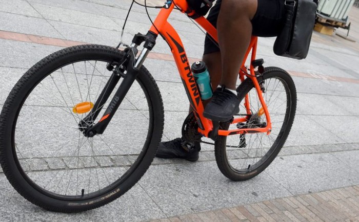 un bicyclette les pneus a plat attire